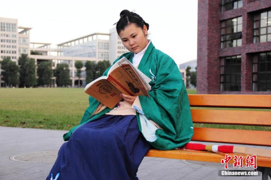穿漢服在校園讀書的胡雅潔。