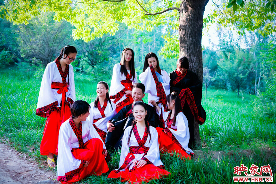 這片樹(shù)蔭留下我們太多的歡聲笑語(yǔ)。