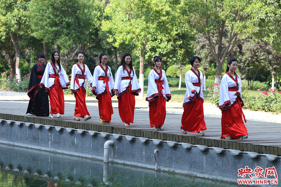 在校園里再走走，下次又不知道是何年何時(shí)。
