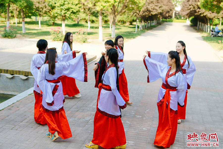 走遍校園的每個(gè)角落，只為你能盡可能將有關(guān)的記憶都帶走。