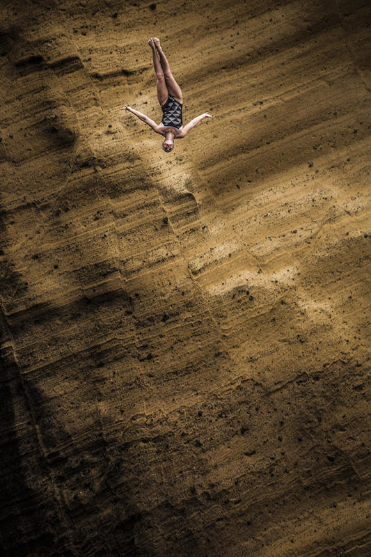葡萄牙舉行懸崖跳水 場面驚險壯觀 葡萄牙舉行懸崖跳水 場面驚險壯觀