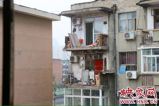 樓上多處陽(yáng)臺(tái)出現(xiàn)裂縫，隨時(shí)有掉落危險(xiǎn)