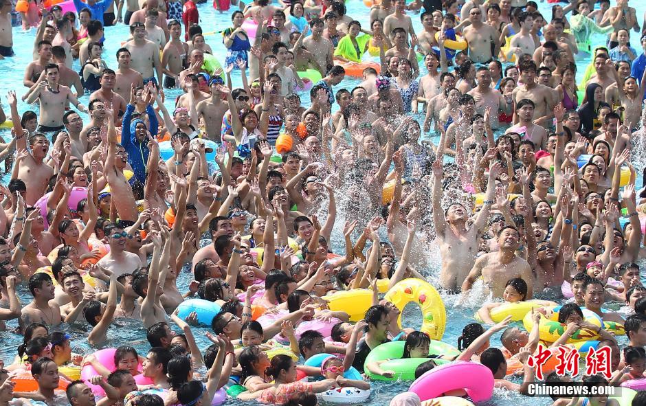 8月1日，民眾扎堆在南京湯山歡樂水魔方水上樂園戲水，享受“冰火兩重天”的涼爽和激情。連日來，中國大部分地區(qū)迎來高溫天氣。