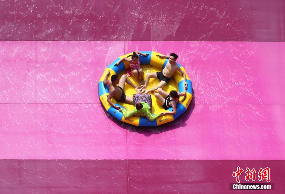 8月1日，民眾扎堆在南京湯山歡樂水魔方水上樂園戲水，享受“冰火兩重天”的涼爽和激情。連日來，中國大部分地區(qū)迎來高溫天氣。