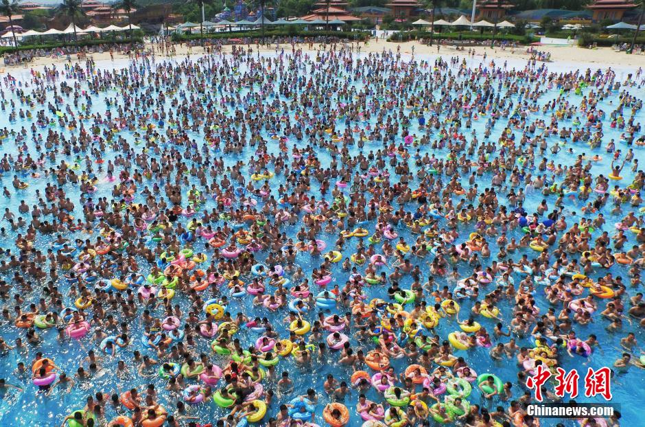 8月1日，民眾扎堆在南京湯山歡樂水魔方水上樂園戲水，享受“冰火兩重天”的涼爽和激情。連日來，中國大部分地區(qū)迎來高溫天氣。