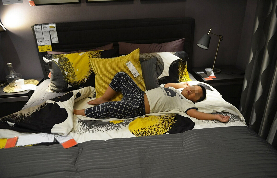 8月4日，杭州，“蹭涼族”在宜家杭州店的沙發(fā)或床鋪上休息。