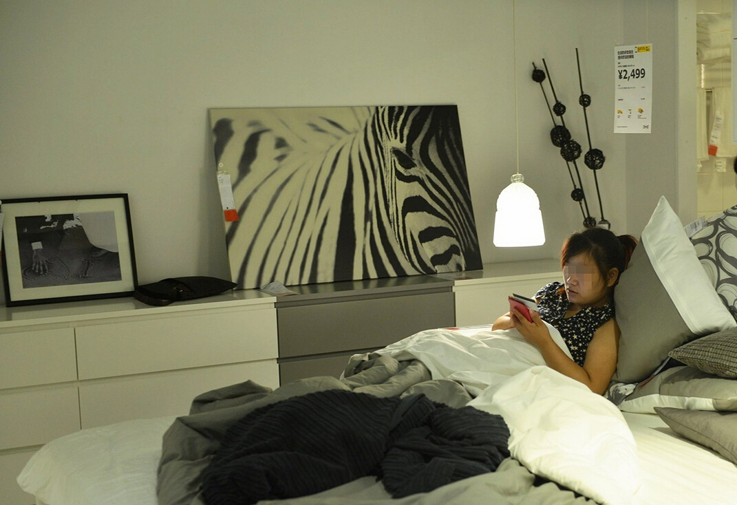 8月4日，杭州，“蹭涼族”在宜家杭州店的沙發(fā)或床鋪上休息。