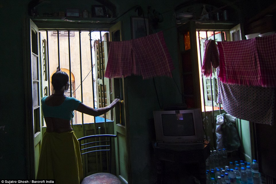 72歲的Maya Banarjee說：“我已經(jīng)太老了，但是我不會離開?！? complete=