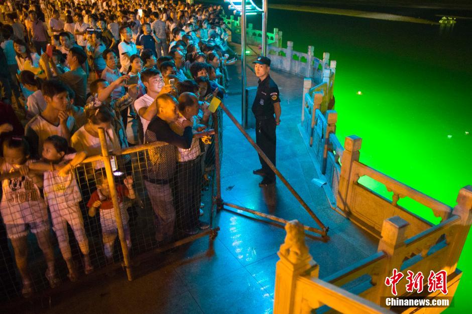 特警為河燈節(jié)保駕護航。 張云 攝