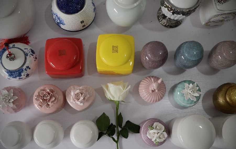 各種陶瓷罐是用來裝寵物骨灰的。