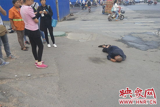 老人倒地后無人敢扶，過路市民拍照作證。