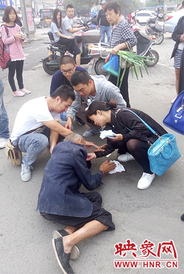 一些愛心市民在撥打了110和120后，上前給老人擦臉上的血跡。