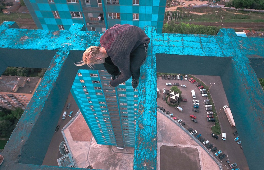 恐高癥慎入！俄羅斯小伙高空跑酷炫特技驚險(xiǎn)萬分