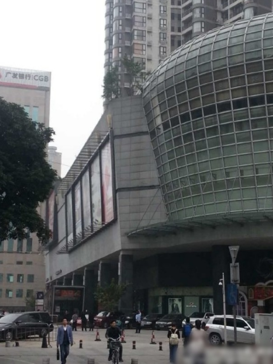 一輛停在停車位上的寶馬轎車，被墜落的樹枝砸中，樹枝徑直插入車內(nèi)，現(xiàn)場(chǎng)引發(fā)不少市民圍觀拍照。