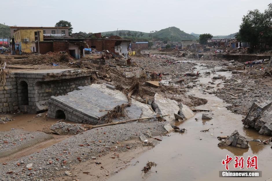 圖為都里鎮(zhèn)被洪水沖斷的橋梁。