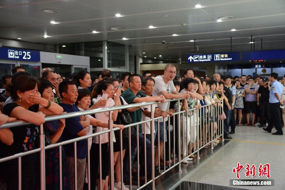 當(dāng)日18時(shí)許，前來(lái)接機(jī)的家屬陸續(xù)來(lái)到大連機(jī)場(chǎng)，等候著其他親屬帶著親人骨灰“回家”。