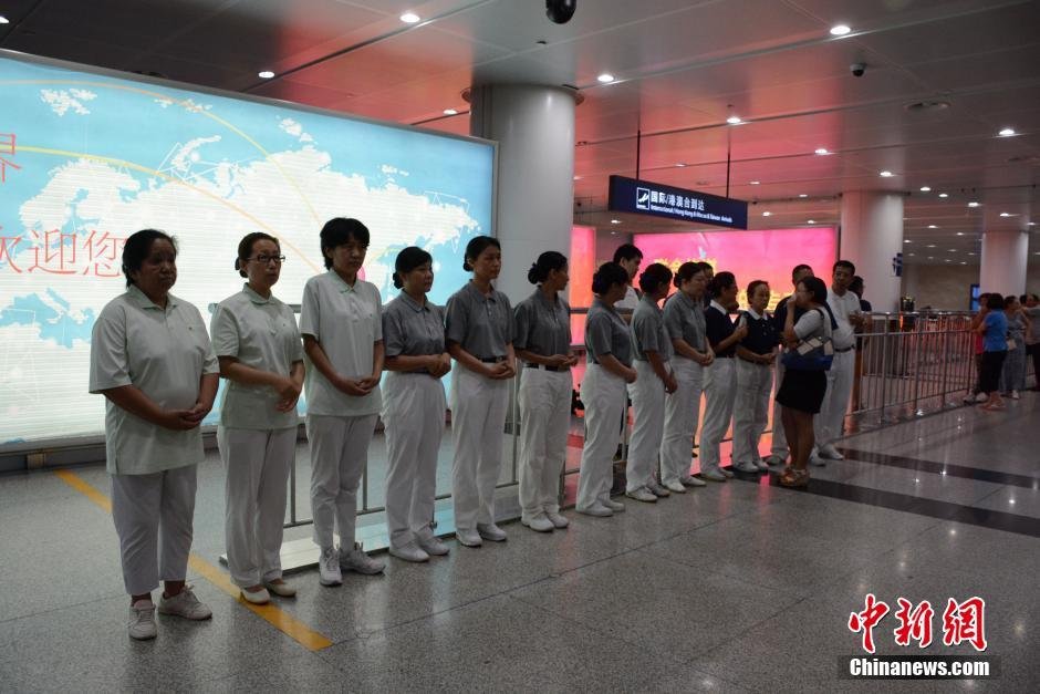 圖為臺(tái)灣慈濟(jì)慈善基金會(huì)大連聯(lián)絡(luò)處工作人員等候罹難者家屬。