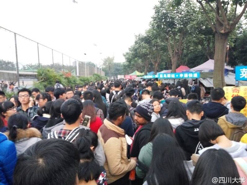 四川一大學(xué)取快遞現(xiàn)場(chǎng) 四川一大學(xué)取快遞現(xiàn)場(chǎng)