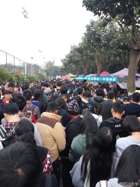 四川一大學(xué)取快遞現(xiàn)場(chǎng) 四川一大學(xué)取快遞現(xiàn)場(chǎng)