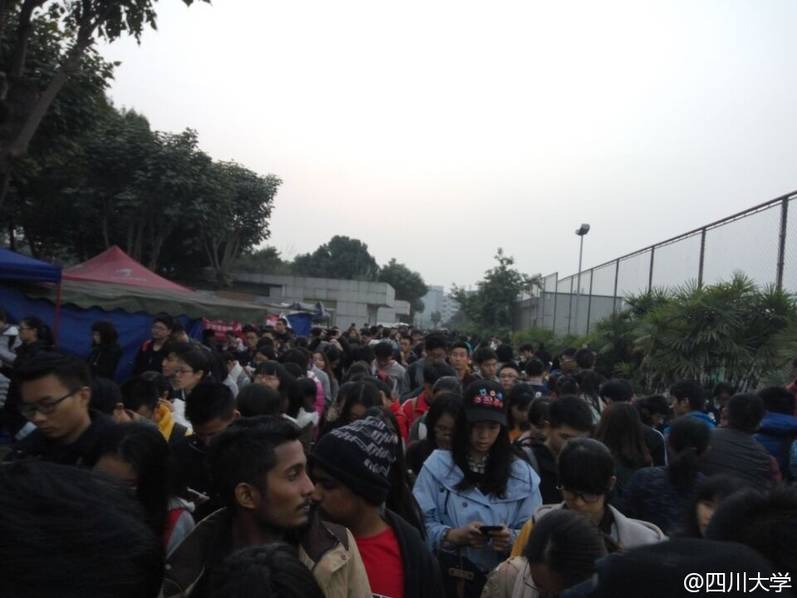 四川一大學(xué)取快遞現(xiàn)場(chǎng) 四川一大學(xué)取快遞現(xiàn)場(chǎng)