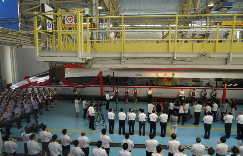 當(dāng)日，由中國鐵路總公司牽頭組織研制、具有完全自主知識產(chǎn)權(quán)、達(dá)到世界先進(jìn)水平的中國標(biāo)準(zhǔn)動車組被命名為“復(fù)興號”?！皬?fù)興號”將于6月26日在京滬高鐵兩端的北京南站和上海虹橋站雙向首發(fā)。