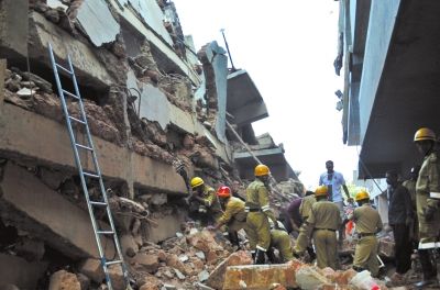 4日，印度卡納科納，救援人員正在搜尋被掩埋的幸存者和遇難者遺體。圖/東方IC
