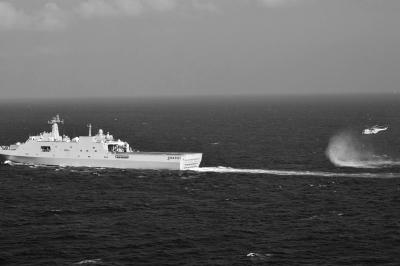 11日，抵達(dá)馬航飛機(jī)失聯(lián)海區(qū)的海軍井岡山艦與艦載直升機(jī)協(xié)同展開立體搜救行動(dòng)。新華社發(fā)