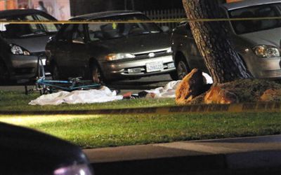 5月23日在美國加州大學(xué)圣巴巴拉分校附近的槍擊現(xiàn)場拍攝的死者遺體。