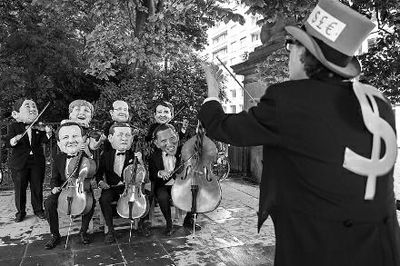 4日在布魯塞爾，非政府組織『樂施會』成員戴著七國首腦面具演奏名曲《錢錢》，批評七國政策導(dǎo)致全球貧富差