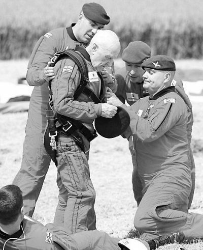 89歲的赫頓再次于70年前同一地點(diǎn)參加雙人跳傘。