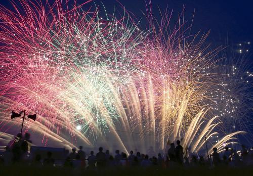 日本關(guān)東甲信地區(qū)當(dāng)天發(fā)布了梅雨期結(jié)束的消息，東京都葛飾區(qū)的江戶川河川敷當(dāng)晚舉行了煙花大會(huì)，約13000束煙花在夜空中綻放。（網(wǎng)頁(yè)截圖）