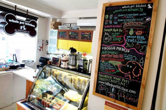 菲律賓另類咖啡館為寵物狗設(shè)菜單 鼓勵(lì)人狗同桌進(jìn)餐(圖) 菲律賓另類咖啡館為寵物狗設(shè)菜單 鼓勵(lì)人狗同桌進(jìn)餐(圖)