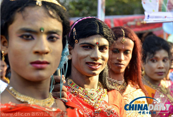 孟加拉國(guó)變性人街頭游行 紀(jì)念政府承認(rèn)第三性別一周年 孟加拉國(guó)變性人街頭游行 紀(jì)念政府承認(rèn)第三性別一周年