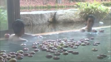 一個(gè)個(gè)蘋果漂浮在浴槽內(nèi)（NHK網(wǎng)頁截圖）。