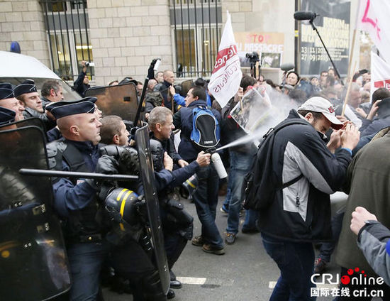 　　當?shù)貢r間2014年11月27日，法國巴黎，法國農民帶綿羊在埃菲爾鐵塔附近抗議，要求環(huán)保部門采取有效措施解決狼群襲擊羊群問題?！D片來源：TRICK KOVARIK/CFP