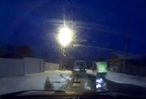 警車追逐中仍未追上可疑汽車，此時令人震驚的一幕出現(xiàn)，一名警察從警車中跳出來，向可疑車輛跑去。