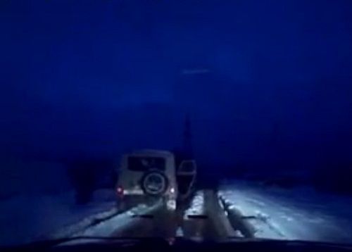 　　警察成功打開可疑汽車的車門并登上汽車，司機見狀立即停車及棄車逃走，警察則下車繼續(xù)追捕司機。