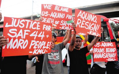 2月3日，菲律賓馬尼拉，民眾舉行示威游行悼念遇難的44名特警，并要求總統(tǒng)阿基諾下臺(tái)，對(duì)此次反恐行動(dòng)失敗負(fù)責(zé)。