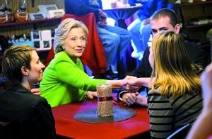 在宣傳片中，希拉里熱情地與三名“普通美國(guó)人”交談。