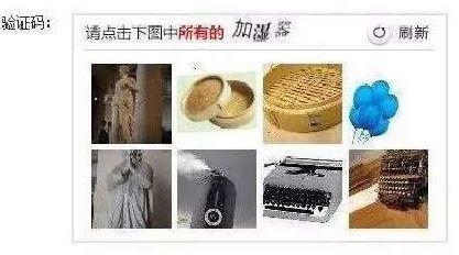 澎湃新聞記者從鐵路上海站了解到，目前窗口售票采用的系統(tǒng)與12306網(wǎng)購不同，購票者通過身份證件的驗證，即可購票。根據(jù)往年經(jīng)驗，每年臘月二十三到二十九的火車票最為緊俏，對應(yīng)的網(wǎng)絡(luò)購票日期為12月4日至10日，春運(yùn)火車票搶票也進(jìn)入最白熱化的狀態(tài)。對此，鐵路部門提醒，如果沒能在第一時間買到票，旅客不妨在起售時間30分鐘后、開車前15天和開車前1天三個時間點“撿漏”，可能會有意外的收獲。