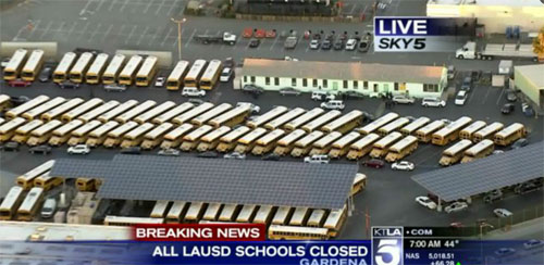 圖：美國KTLA電視臺(tái)直播畫面顯示，洛杉磯聯(lián)合學(xué)區(qū)校巴已被叫停，家長被通知暫不能送孩子上學(xué)。