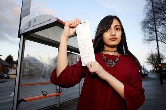 事發(fā)當(dāng)時(shí)薩迪克并未帶任何身份證件，無(wú)法證實(shí)自己真的只有15歲，百口莫辯的她，最后只好在全車乘客的注目下被趕下車和罰款，被迫走路回家。