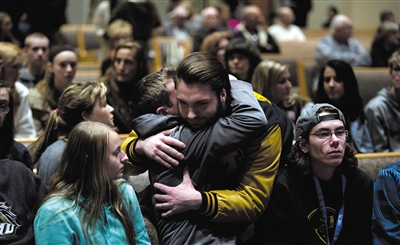 2月21日，美國(guó)密歇根州卡拉馬祖縣，連環(huán)槍擊案發(fā)生后，民眾在教堂禱告。