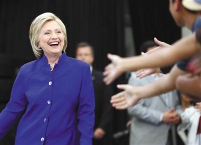 當(dāng)?shù)貢r(shí)間6日，美國加利福尼亞州長灘市，心情大好的希拉里與支持者互動。 圖/CFP