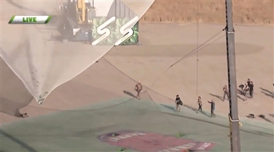 艾金斯成功落到一個(gè)1/3足球場(chǎng)大小的安全網(wǎng)上。