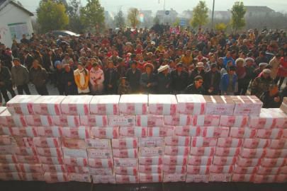 村民領(lǐng)取“年底分紅”。