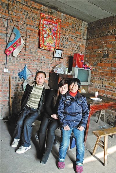 超生女謝先梅(中)、養(yǎng)父謝運(yùn)才（左）、謝運(yùn)才的嫂子唐富秀