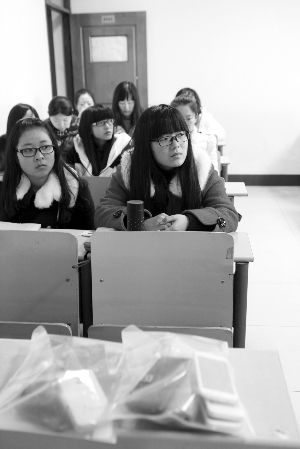 在限時(shí)斷網(wǎng)前，江大已有發(fā)起拒絕手機(jī)低頭族活動(dòng)，圖為設(shè)立了手機(jī)暫存袋的課堂 吳奕 攝