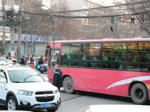 一個多小時，除了短暫的休息，郭師傅一直在車流中舉著木棍 圖片由市民孫先生提供