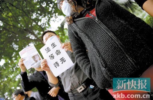 　　■昨日，數(shù)十位二胎準(zhǔn)媽媽和家屬來(lái)到省衛(wèi)計(jì)委門(mén)前，希望廣東二胎政策盡早出臺(tái)。新快報(bào)記者 孫毅/攝